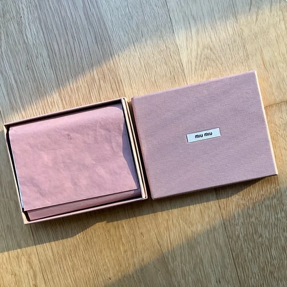 NEW Miu Miu Matelassé nappa leather card holder with Gift Box - Picture 2 of 11